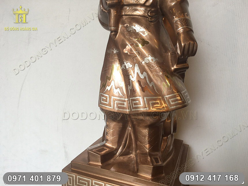 tượng trần hưng đạo qu&eacute;t m&agrave;u